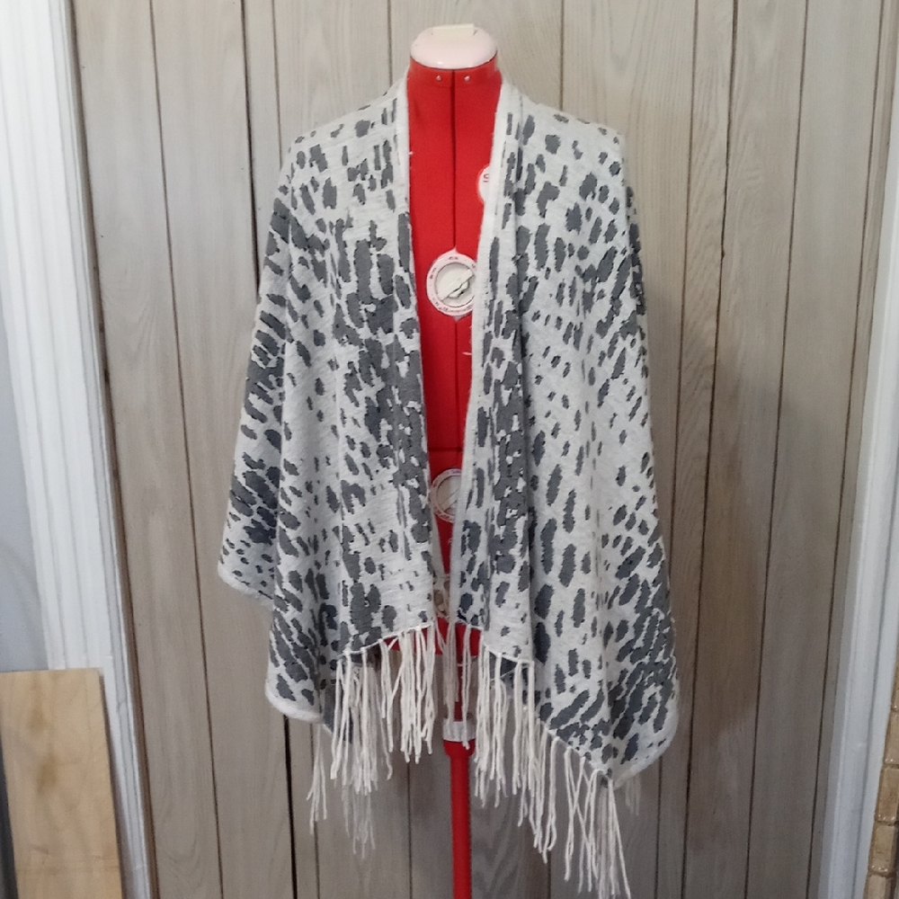 Gray and White Patterned Shawl